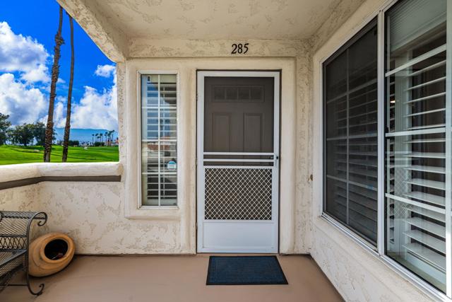 285 Desert Falls E Drive, Palm Desert CA: https://media.crmls.org/mediaz/4d325e59-bd85-46c2-9014-aae64b400109.jpg