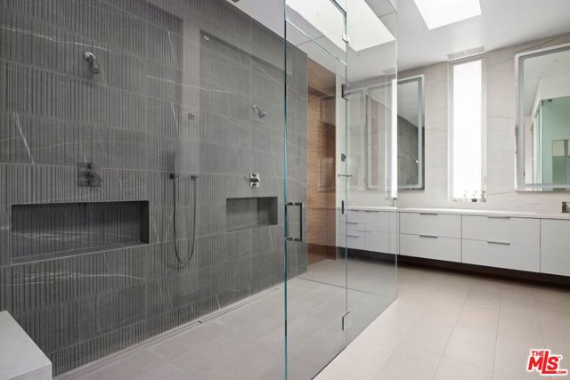 1410 Georgina Avenue, Santa Monica CA: https://media.crmls.org/mediaz/4d34afe6-bf41-4bff-9fb4-dfe9329797eb.jpg