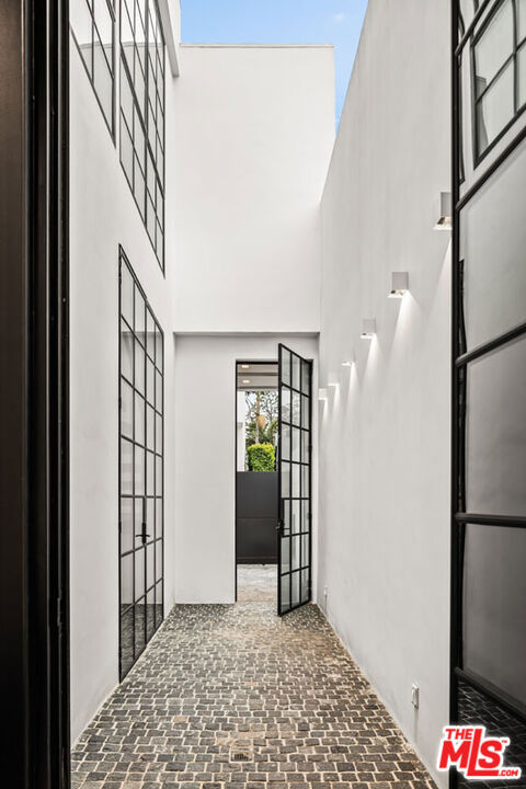 1346 Abbot Kinney Boulevard, Venice CA: https://media.crmls.org/mediaz/4d356e3f-cb30-4507-a34a-49aac9009da9.jpg