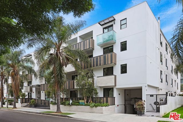 129 Kings, Los Angeles CA: https://media.crmls.org/mediaz/4d36b97b-ca47-4888-8f7a-81e1c8565abc.jpg