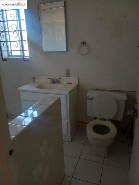 238 S 3Rd St, Richmond CA: https://media.crmls.org/mediaz/4d36da4e-f421-4d7e-b0c4-a6810799acdc.jpg