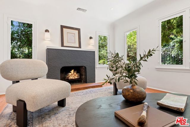2116 Princeton Avenue, Los Angeles CA: https://media.crmls.org/mediaz/4d373bd5-29cb-4781-8c9f-0abe7eca0310.jpg