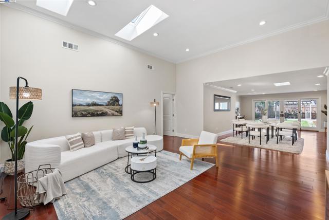 12763 Camrose Ave, Saratoga CA: https://media.crmls.org/mediaz/4d388de0-fb1a-43ea-9d20-9f849a2cef6b.jpg
