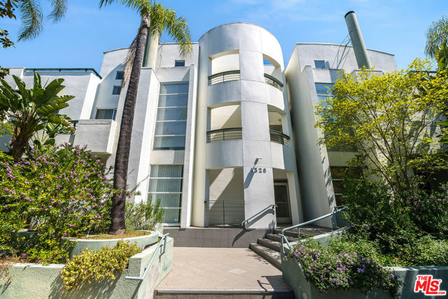 4326 Babcock Avenue, Studio City CA: https://media.crmls.org/mediaz/4d38a699-a73b-4328-8701-78f7bb8418e2.jpg