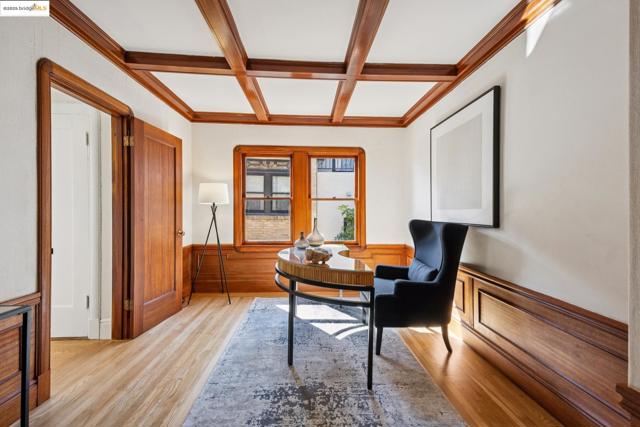 700 Longridge Rd, Oakland CA: https://media.crmls.org/mediaz/4d38bd4f-858e-4cec-8bf5-5939ab433bb3.jpg