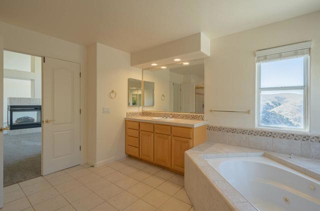 27606 Prestancia Circle, Salinas CA: https://media.crmls.org/mediaz/4d3998c4-8db3-43a5-aece-2ed66887bb77.jpg