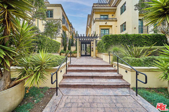 Villa Hamilton Park, Beverly Hills' luxury address townhome. Architectural flair, stunning wide open living spaces and contemporary design. Hi-end fixtures & appliances. High ceiling with all the bedrooms on the 2nd floor for more privacy.  The unit has Patio, quartz countertop,   hardwood floor, carpet in the bedrooms, stainless steel appliances and 3 assigned side by side parking spaces.  The building has a  gym and secured SxS guest  parking. Centrally located to the cities best parks, restaurants, shopping and entertainment.