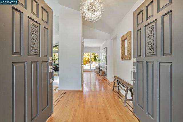 3180 Arbolado Dr, Walnut Creek CA: https://media.crmls.org/mediaz/4d39c6e9-453f-4290-908a-0f3a9682422b.jpg