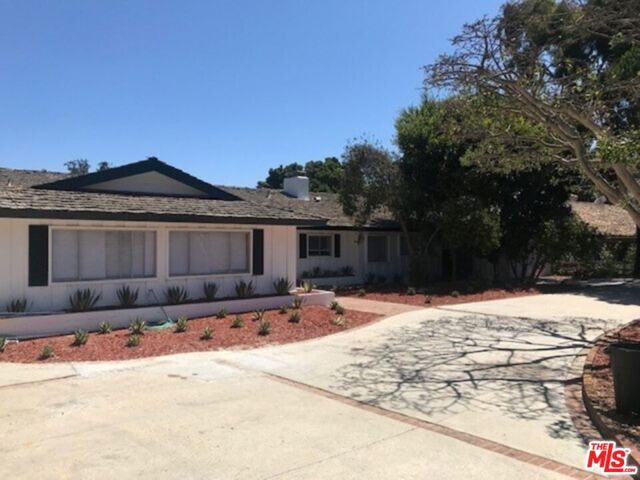 6970 Fernhill Drive, Malibu CA: https://media.crmls.org/mediaz/4d39ce22-8be6-4b09-951c-ff1590bf8349.jpg