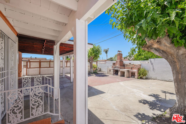 2101 N Almadale Avenue, Los Angeles CA: https://media.crmls.org/mediaz/4d3a7ca4-1027-4241-8df2-558d6347f4c8.jpg