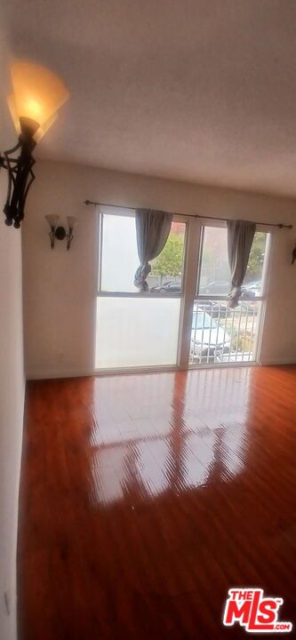 4106 Rosewood Avenue, Los Angeles CA: https://media.crmls.org/mediaz/4d3a9c61-54bb-4fe4-9c69-a9d227e12e94.jpg