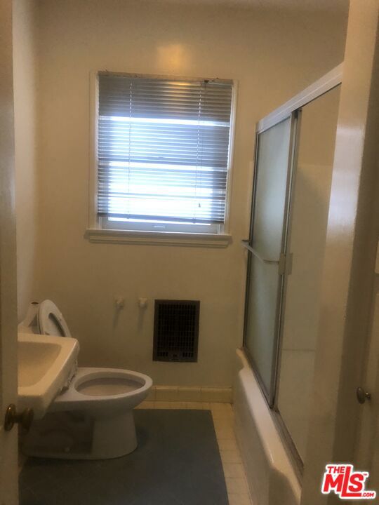 460 460 1/4 Kelton Avenue, Los Angeles CA: https://media.crmls.org/mediaz/4d3b2fff-a5dd-4bf7-92dd-52e590a5b068.jpg