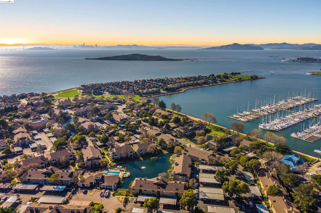 60 Bayside Ct