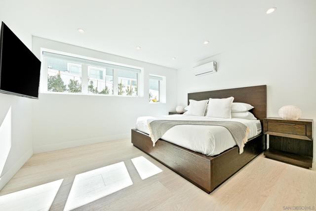 303 Sea Lane, La Jolla CA: https://media.crmls.org/mediaz/4d3d77c5-092b-498d-98d1-528564675578.jpg