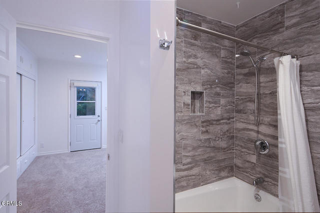5245 Bubbling Well Lane, La Canada Flintridge CA: https://media.crmls.org/mediaz/4d3db741-965f-4f73-a2e8-7df18612399b.jpg