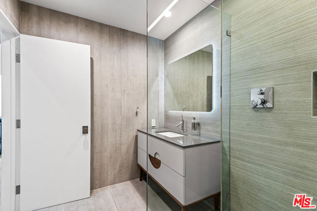 4801 La Villa Marina, Marina del Rey CA: https://media.crmls.org/mediaz/4d3dbda0-3804-4c1b-88fb-c52f037fc3e4.jpg
