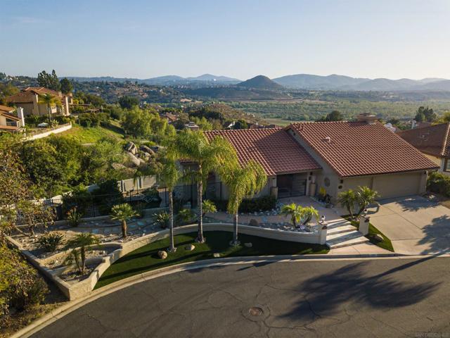 3933 Pinnacle Pl, Escondido CA: https://media.crmls.org/mediaz/4d3dd457-8862-48fe-a954-f3a0e3a6d6a7.jpg