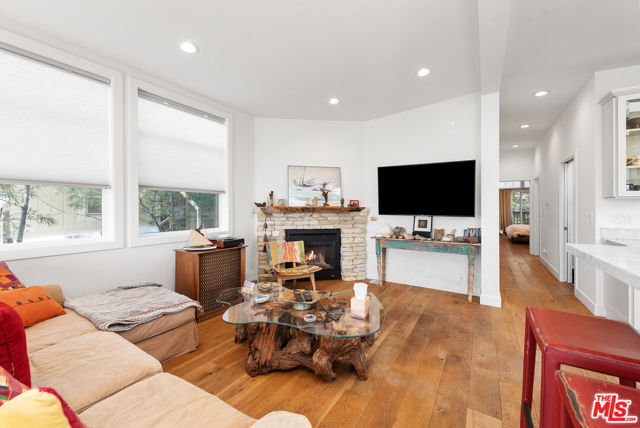 29500 Heathercliff Road, Malibu CA: https://media.crmls.org/mediaz/4d3ea9d8-c921-43c6-84e8-2243a58cec51.jpg