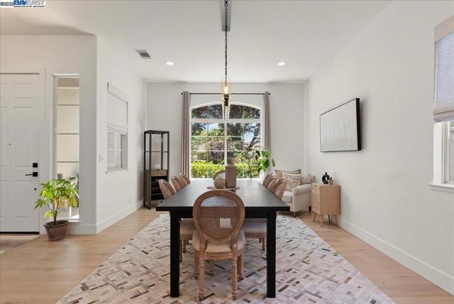 3319 Besana Dr, El Dorado Hills CA: https://media.crmls.org/mediaz/4d3f47eb-4723-4740-9641-215f714d69d3.jpg