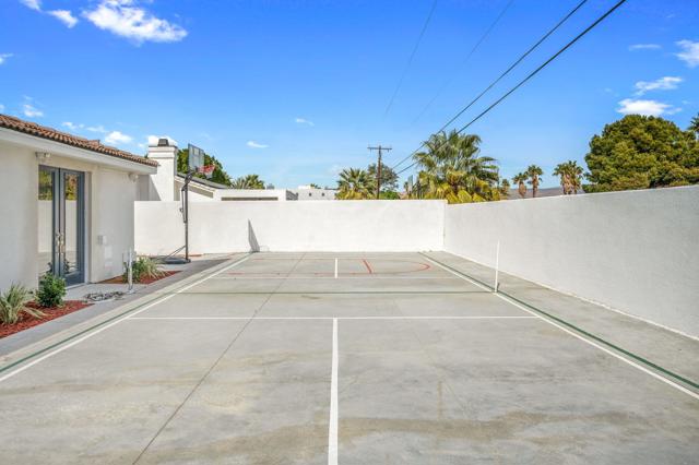 2932 N Sunrise Way, Palm Springs CA: https://media.crmls.org/mediaz/4d3fff1c-76af-415b-a69c-c45326163bdb.jpg