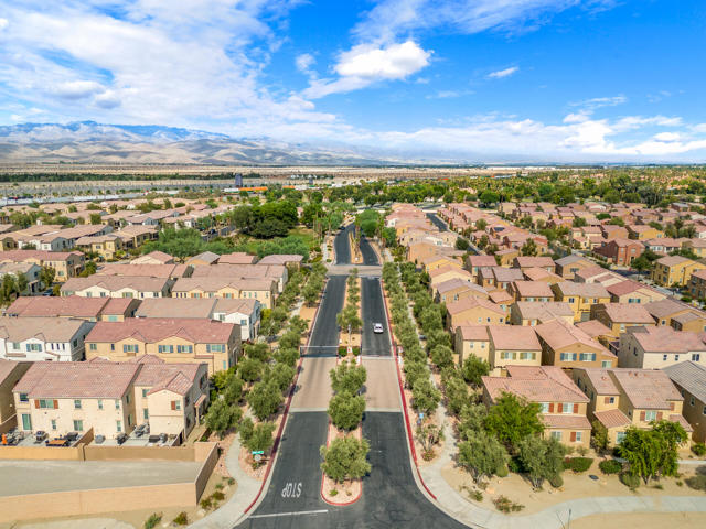232 Paseo Gusto, Palm Desert CA: https://media.crmls.org/mediaz/4d406f00-e989-436d-b0e1-52429bde5982.jpg