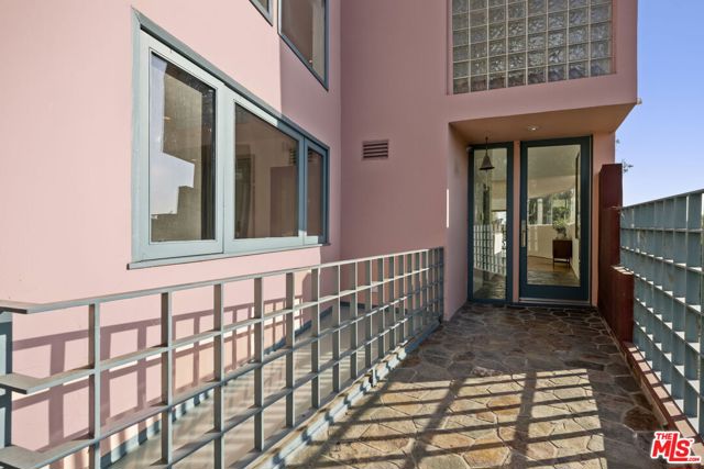 2980 Hollyridge Drive, Los Angeles CA: https://media.crmls.org/mediaz/4d4089cb-0bcf-4f7d-81af-7716bfd10675.jpg