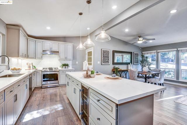 7 Saint Stephens Dr, Orinda CA: https://media.crmls.org/mediaz/4d40f2a8-5f1b-47e6-93eb-9ff460142832.jpg