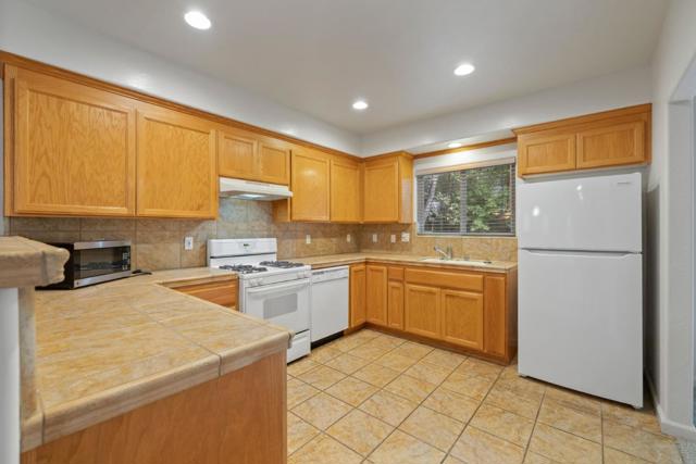 33 Edgewood Way, Santa Cruz CA: https://media.crmls.org/mediaz/4d40f7ce-2290-4d28-91b6-546c07e3936f.jpg
