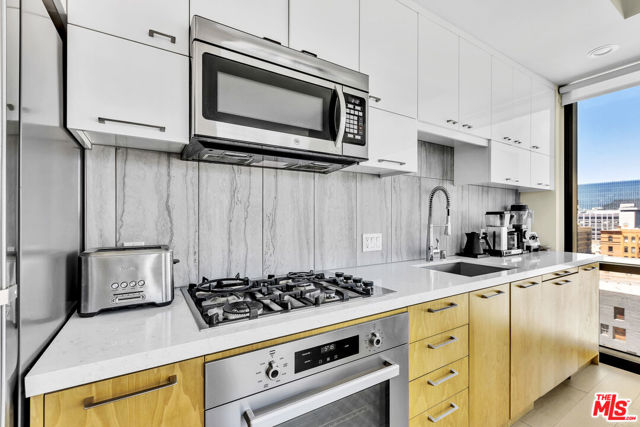 400 S Broadway, Los Angeles CA: https://media.crmls.org/mediaz/4d4110b5-01a3-43eb-b689-f6b11474a465.jpg