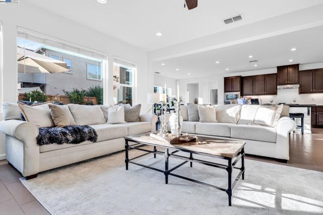 2305 Augusta Ave, Tracy CA: https://media.crmls.org/mediaz/4d419852-959d-42f1-95f5-2e373528f54d.jpg