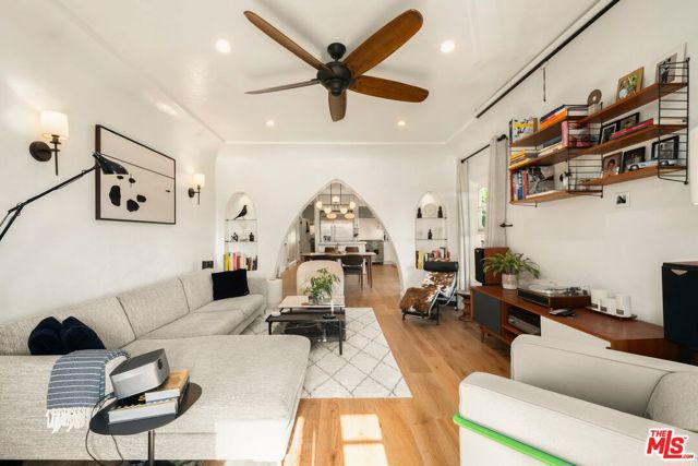 500 N Genesee Avenue, Los Angeles CA: https://media.crmls.org/mediaz/4d41dccd-d69e-4453-89c8-a026088652d1.jpg