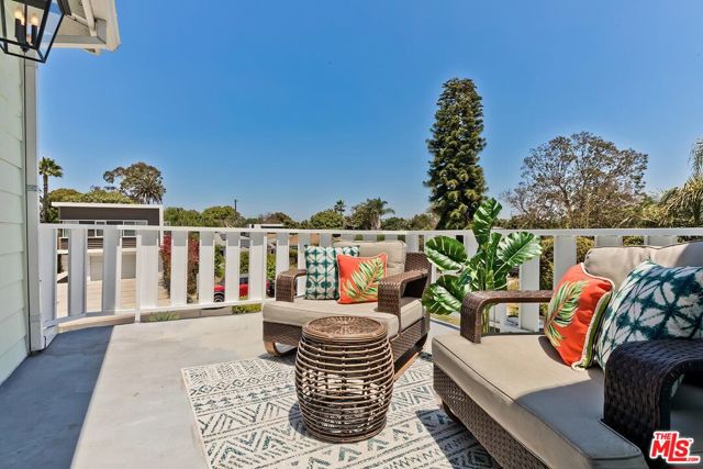 4417 Campbell Drive, Los Angeles CA: https://media.crmls.org/mediaz/4d42019d-89ef-4666-a333-4e3658aaa77b.jpg