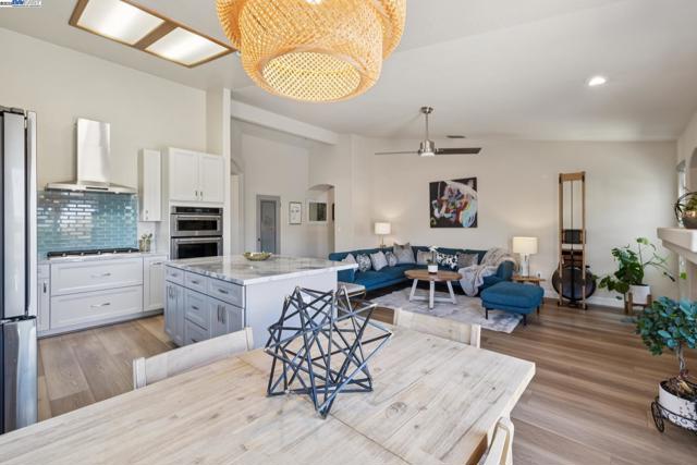 5408 La Salle Way, Vallejo CA: https://media.crmls.org/mediaz/4d4240e9-4773-4735-a69a-c024dfa852de.jpg