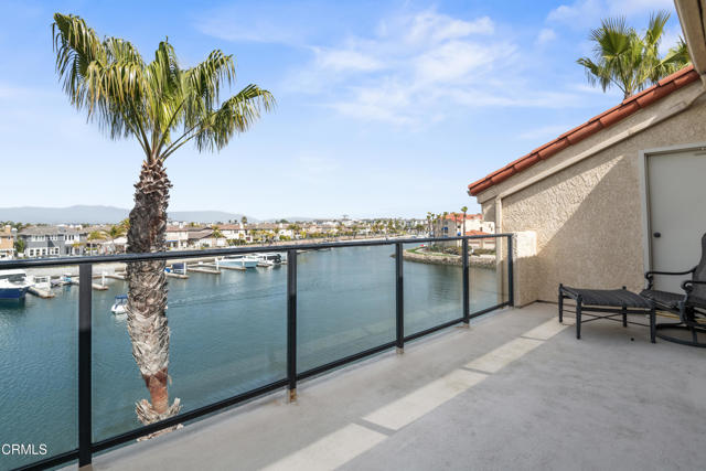 1758 Emerald Isle Way, Oxnard CA: https://media.crmls.org/mediaz/4d43944f-5ecd-4dd2-9e88-78fd7747e409.jpg