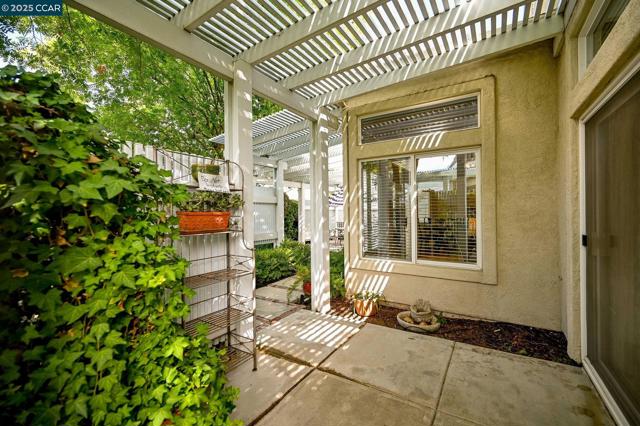 95 Goldspur Way, Brentwood CA: https://media.crmls.org/mediaz/4d43c7c3-1445-4c7c-b8fe-634109870917.jpg