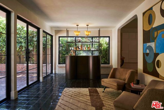 1364 Londonderry Place, Los Angeles CA: https://media.crmls.org/mediaz/4d452e2e-e719-484d-b73c-d9f18518d36f.jpg