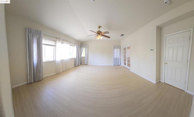 988 Chamomile Ln, Brentwood CA: https://media.crmls.org/mediaz/4d455465-e83d-4e6f-8872-5b6063586d84.jpg