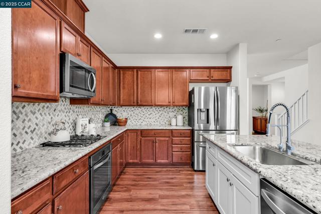 6983 Alamo Creek Trl, Dublin CA: https://media.crmls.org/mediaz/4d45de8e-20fa-45bc-bb5d-b9c75db477a4.jpg