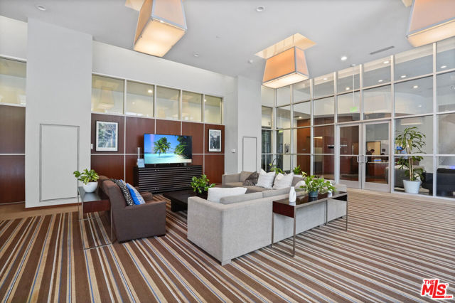 801 S Grand Avenue, Los Angeles CA: https://media.crmls.org/mediaz/4d46aa1f-c4b9-4f5b-bdc7-1a48b371c05b.jpg