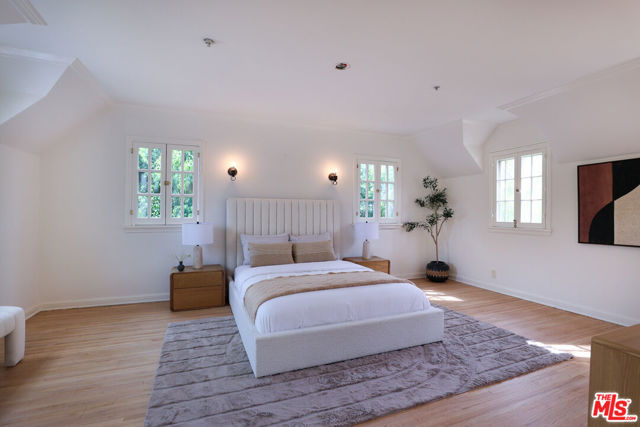 628 N Elm Drive, Beverly Hills CA: https://media.crmls.org/mediaz/4d46b2d5-de47-45b7-b9c4-b71382a99e0c.jpg