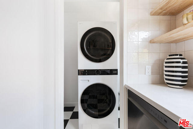 515 1/2 Rose Avenue, Venice CA: https://media.crmls.org/mediaz/4d46c3b8-3657-43ba-ad9c-7c4501294753.jpg