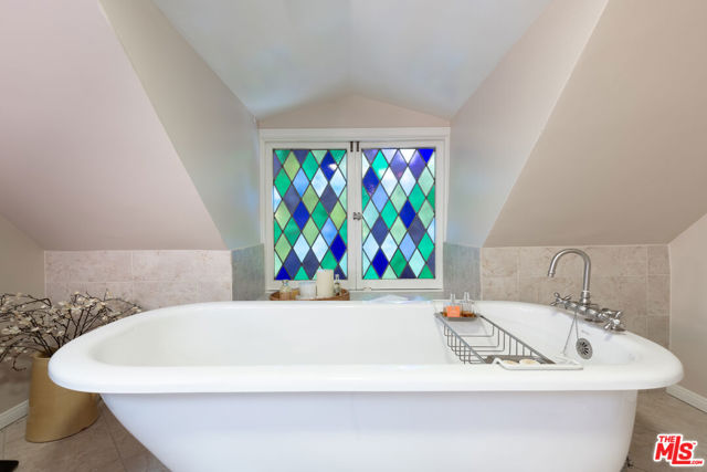 4722 Noeline Avenue, Encino CA: https://media.crmls.org/mediaz/4d4774cf-5d2e-43d3-b0be-c315345e3d52.jpg