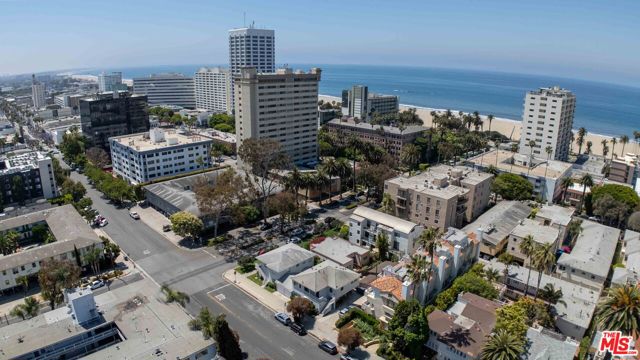 231 California Avenue, Santa Monica CA: https://media.crmls.org/mediaz/4d489cf6-2c75-4bc2-b478-26ccaf89b7e0.jpg