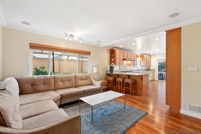 768 Sonrisa Street, Solana Beach CA: https://media.crmls.org/mediaz/4d48a9b6-dc36-4293-842b-22e4c99f2a12.jpg