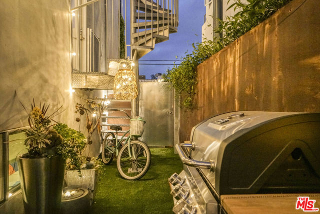 657 Mildred Avenue, Venice CA: https://media.crmls.org/mediaz/4d490882-0524-49ea-94af-e560e101732b.jpg