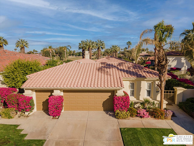 55586 Southern, La Quinta CA: https://media.crmls.org/mediaz/4d49669c-1ce5-4e6f-803c-10f9f6750992.jpg