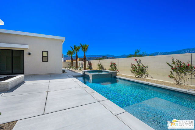 2 Marine Way, Rancho Mirage CA: https://media.crmls.org/mediaz/4d499f93-6777-4116-aa26-f0546eea36d4.jpg