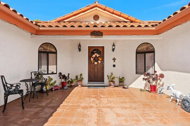 Detail Gallery Image 6 of 54 For 2394 Vista Grande, Vista,  CA 92084 - 3 Beds | 2/1 Baths