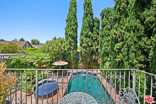 512 N Palm Drive, Beverly Hills CA: https://media.crmls.org/mediaz/4d4a0e0d-1781-4d6e-8897-8bfb946330a7.jpg