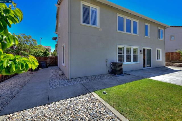 2927 Carlingford Ln, Vallejo CA: https://media.crmls.org/mediaz/4d4b2519-9043-4a1b-a3f8-0aad3e528146.jpg